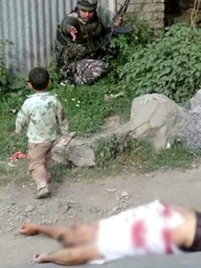 Bu kare uluslararası kamuoyunda infial yarattı! 3 yaşındaki çocuk öldürülen dedesinin göğsüne oturdu
