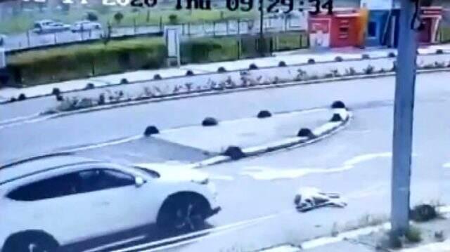 Kan donduran görüntü! Vicdansız sürücü, yolda yatan köpeği böyle ezdi Kan donduran görüntü! Vicdansız sürücü, yolda yatan köpeği böyle ezdi