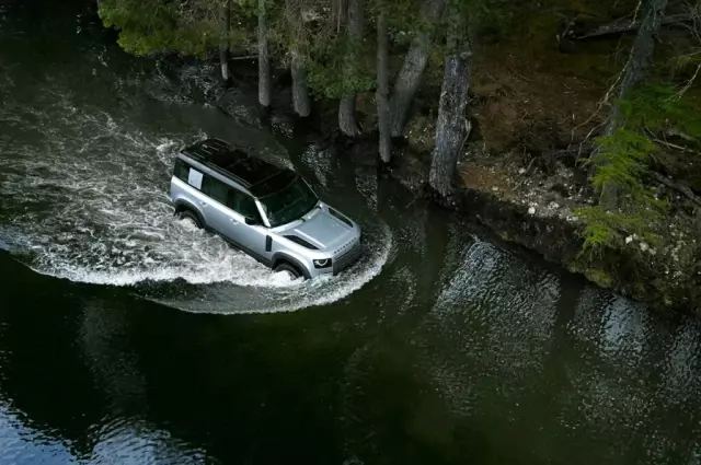 Yenilenen Land Rover Defender'ın Türkiye fiyatı açıklandı!