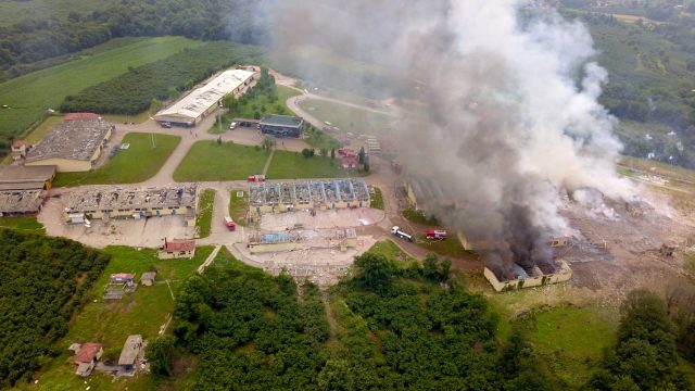 Havai fişek fabrikasında meydana gelen patlamaya yangın söndürme uçağı da müdahale etti