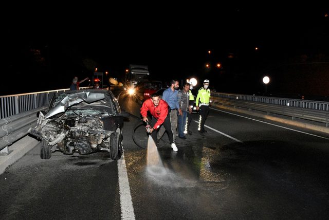 İş makinesine çarpan sürücü, hurdaya dönen otomobilden sağ çıktı