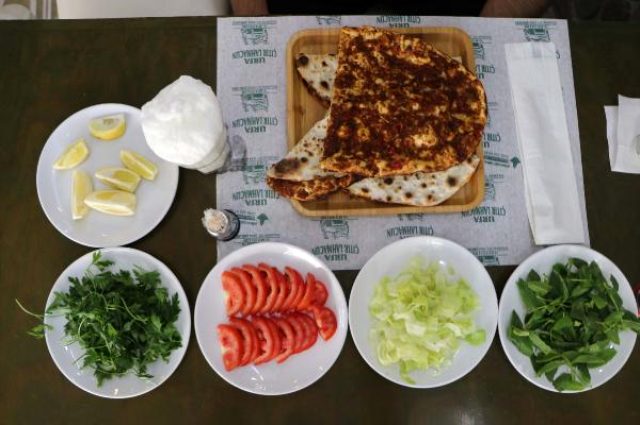 Lezzet kentleri anlaşamıyor: Lahmacun sarımsaklı mı olur soğanlı mı?