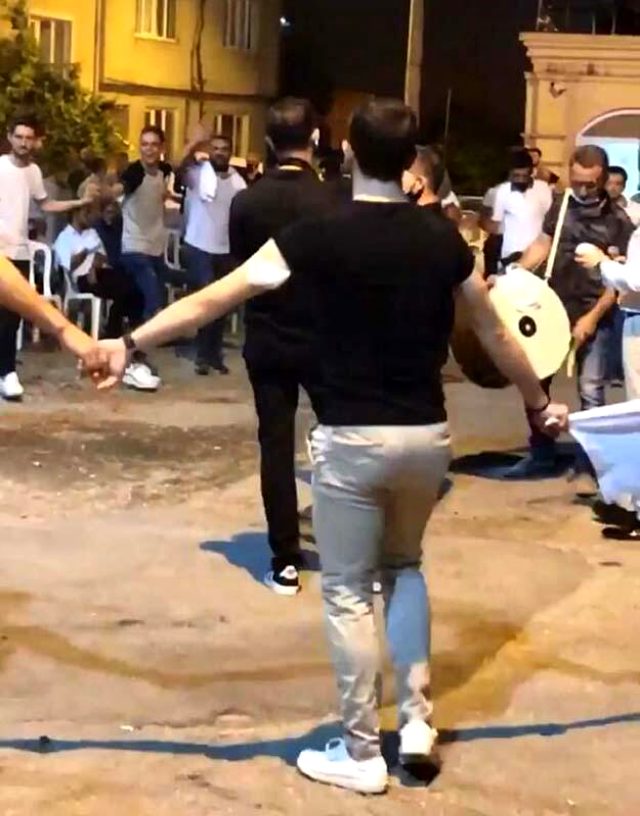 Bakan Koca, Bursa'daki düğünü örnek verip uyardı: Meydanı gelinle damada bırakın