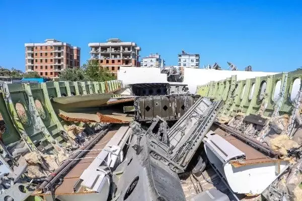 Antalya'da hasar görüp kullanılamaz hale gelen yolcu uçağı, hurdalıkta yeni alıcısını bekliyor