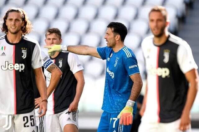 Juventus, Buffon'un Serie A'da en çok maça çıkan oyuncu olduğu maçta Torino'yu 4-1 mağlup etti