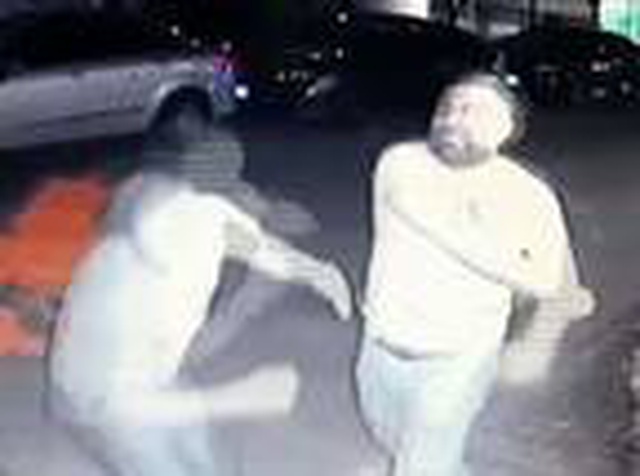 Polise ihbar edilen maganda, güvenlik görevlisini darp etti! O anlar güvenlik kamerasına yansıdı Polise ihbar edilen maganda, güvenlik görevlisini darp etti! O anlar güvenlik kamerasına yansıdı