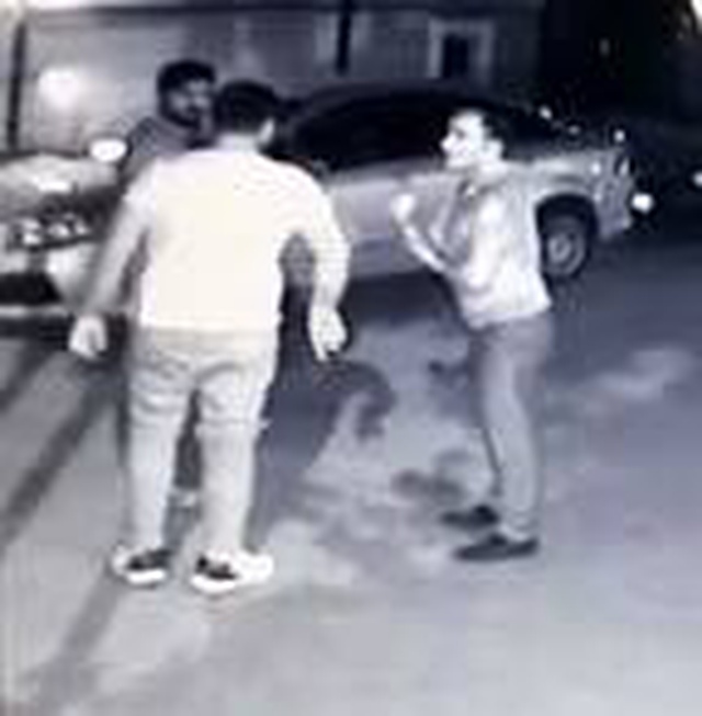 Polise ihbar edilen maganda, güvenlik görevlisini darp etti! O anlar güvenlik kamerasına yansıdı Polise ihbar edilen maganda, güvenlik görevlisini darp etti! O anlar güvenlik kamerasına yansıdı