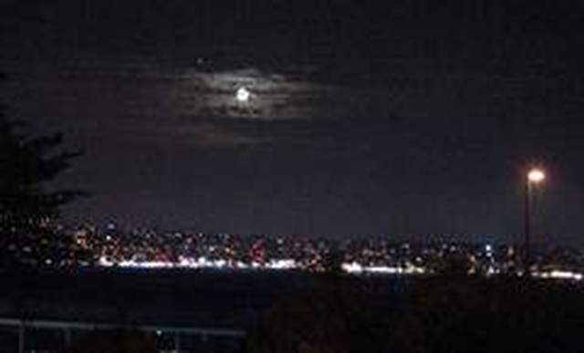 Dolunaylı İstanbul manzarası mest etti Dolunaylı İstanbul manzarası mest etti