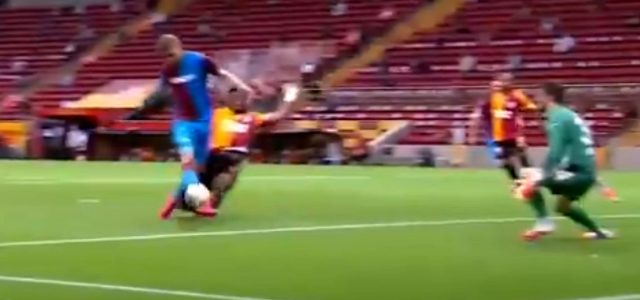G.Saray-Trabzonspor maçında hakem Cüneyt Çakır, Donk'un Sörloth'a yaptığı müdahaleye VAR uyarısıyla penaltı kararı verdi
