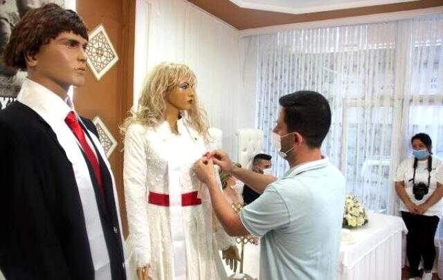Koronavirüs sebebiyle takılar gelin damat yerine cansız mankenlere takıldı