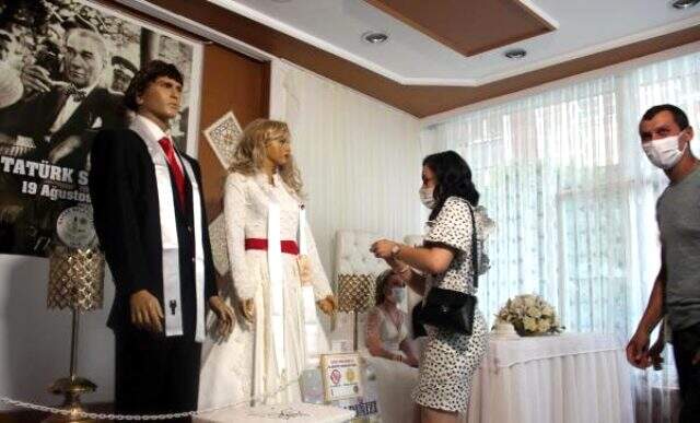 Koronavirüs sebebiyle takılar gelin damat yerine cansız mankenlere takıldı