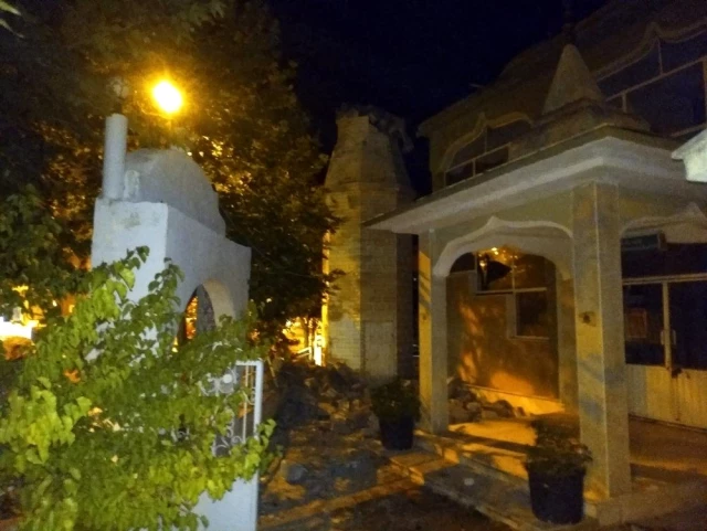 Manisa'da şiddetli fırtına nedeniyle bir caminin minaresi yıkıldı