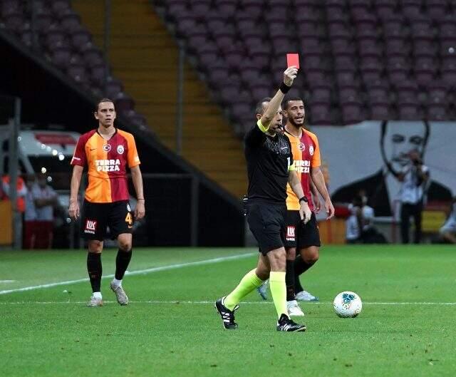 Manuel da Costa'nın kalp bölgesine tekme atan Feghouli kırmızı kartla oyun dışında kaldı