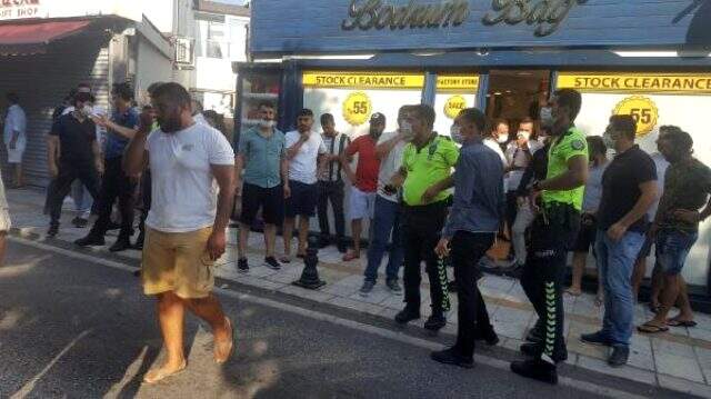 Bodrum'da ünlü markaların avukatları ile imitasyon ürün satan esnaf arasında gerginlik Bodrum'da ünlü markaların avukatları ile imitasyon ürün satan esnaf arasında gerginlik