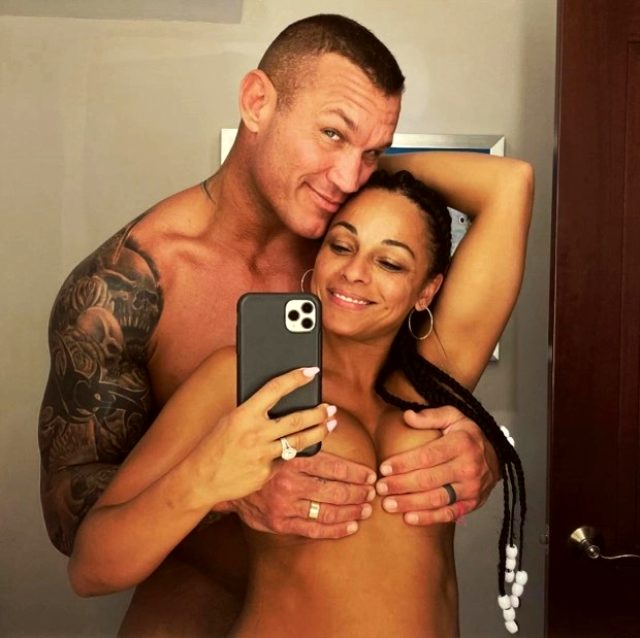Efsane dövüşçü Randy Orton, eşiyle duşta çıplak poz verdi