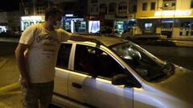 Turgut Şelalesi'ne yiyecekle giren yerli turistlerin aracını haritaya çevirdiler