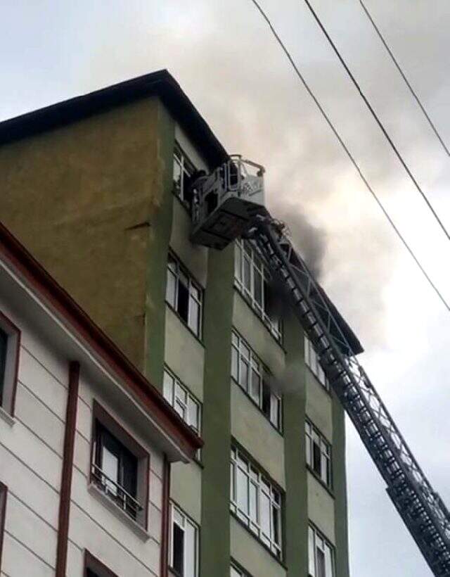 Yangın çıkan binada mahsur kalan anne ve 2 çocuğunu itfaiye ekipleri kurtardı Yangın çıkan binada mahsur kalan anne ve 2 çocuğunu itfaiye ekipleri kurtardı