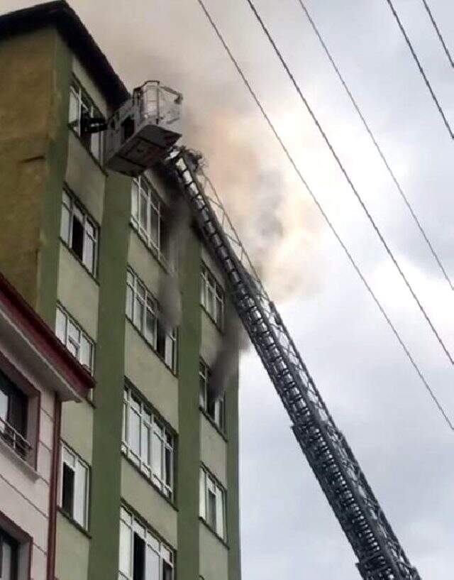 Yangın çıkan binada mahsur kalan anne ve 2 çocuğunu itfaiye ekipleri kurtardı Yangın çıkan binada mahsur kalan anne ve 2 çocuğunu itfaiye ekipleri kurtardı