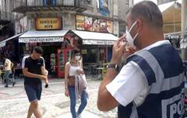 Koronavirüs denetiminde polisi gören vatandaşlar, sosyal mesafe düzenine geçmesi ilginç anlara sahne oldu Koronavirüs denetiminde polisi gören vatandaşlar, sosyal mesafe düzenine geçmesi ilginç anlara sahne oldu
