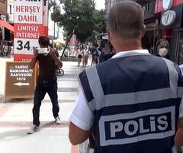 Koronavirüs denetiminde polisi gören vatandaşlar, sosyal mesafe düzenine geçmesi ilginç anlara sahne oldu Koronavirüs denetiminde polisi gören vatandaşlar, sosyal mesafe düzenine geçmesi ilginç anlara sahne oldu