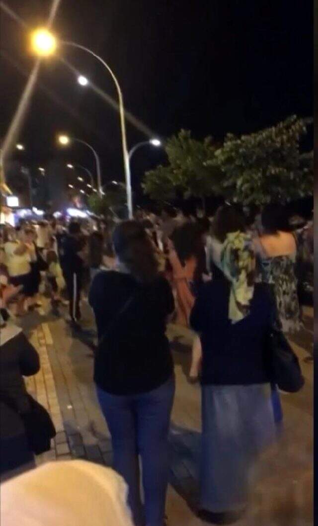 Korona virüs ve sosyal mesafeyi hiçe sayıp böyle göbek attılar Korona virüs ve sosyal mesafeyi hiçe sayıp böyle göbek attılar
