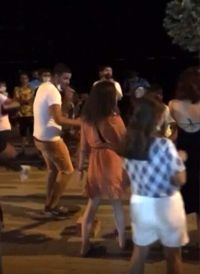 Korona virüs ve sosyal mesafeyi hiçe sayıp böyle göbek attılar Korona virüs ve sosyal mesafeyi hiçe sayıp böyle göbek attılar