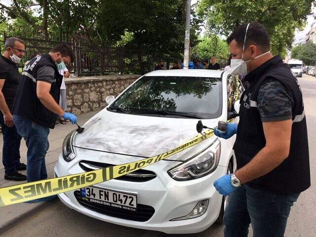 Maskeli ve silahlı şüpheliler, takip ettikleri vatandaşın 85 bin TL'sini çaldı Maskeli ve silahlı şüpheliler, takip ettikleri vatandaşın 85 bin TL'sini çaldı