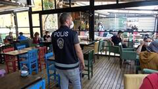 Maskesiz dolaşan vatandaşların bahaneleri pes dedirtti: Uçtu, unuttum, düşürdüm Maskesiz dolaşan vatandaşların bahaneleri pes dedirtti: Uçtu, unuttum, düşürdüm