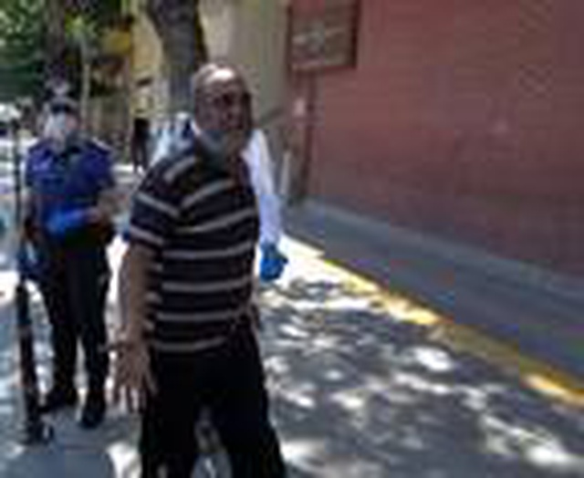 Maskesiz polise yakalandı, ceza kesilince kendisini tokatladı Maskesiz polise yakalandı, ceza kesilince kendisini tokatladı