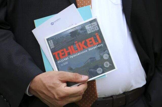Uzmanlardan intihara sürükleyen Mavi Bebek için uyarı: Çocuklar oyunun kölesi oluyor Uzmanlardan intihara sürükleyen Mavi Bebek için uyarı: Çocuklar oyunun kölesi oluyor