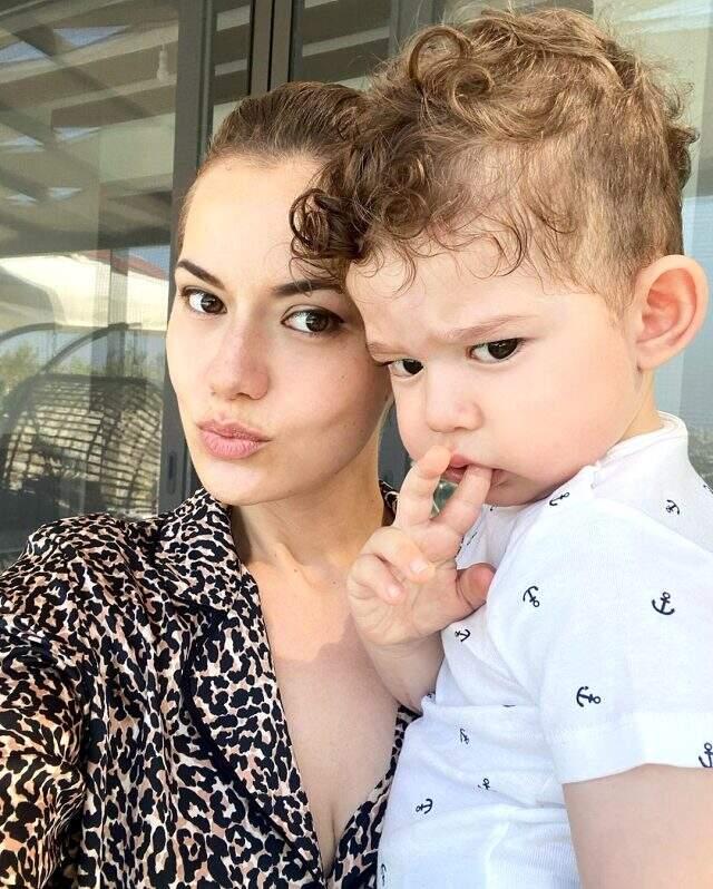 Fahriye Evcen, oğlu Karan'la yeni pozlarını paylaştı! Bir saatte rekoru beğeniye ulaştı