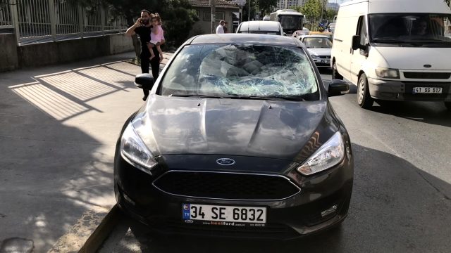Otomobilin çarptığı yaşlı adamın yakınları ortalığı ayağa kaldırdı Otomobilin çarptığı yaşlı adamın yakınları ortalığı ayağa kaldırdı