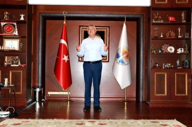Adana Büyükşehir Belediye Başkanı Zeydan Karalar'ın makam odasına haciz geldi