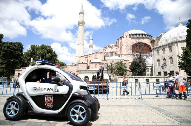 Ayasofya için karar bekleniyor: Bölgenin önüne bariyerler konuldu Ayasofya için karar bekleniyor: Bölgenin önüne bariyerler konuldu