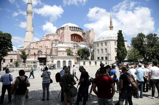 Ayasofya için karar bekleniyor: Bölgenin önüne bariyerler konuldu Ayasofya için karar bekleniyor: Bölgenin önüne bariyerler konuldu
