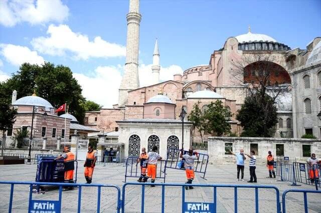 Ayasofya için karar bekleniyor: Bölgenin önüne bariyerler konuldu Ayasofya için karar bekleniyor: Bölgenin önüne bariyerler konuldu