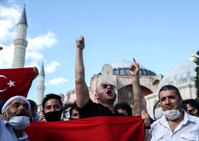 Danıştay'ın kararı Ayasofya Meydanı'nda coşkuyla karşılandı