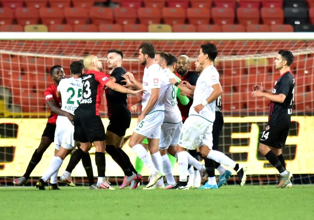 İttifak Holding Konyaspor, Gaziantep maçında kural hatası yapıldığını iddia etti ve TFF'ye başvuracaklarını duyurdu