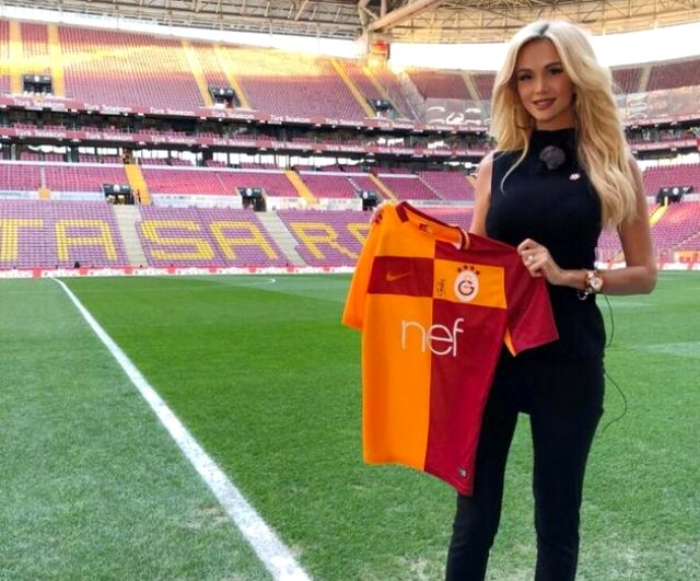 Galatasaray taraftarı Rus güzel Victoria Lopyreva, tatil için Antalya'ya geldi