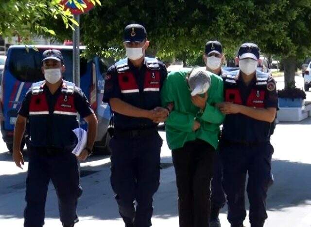İki üniversite mezunu psikolog, evinde uyuşturucu imalatından yakalandı! Balkonu seraya çevirmiş İki üniversite mezunu psikolog, evinde uyuşturucu imalatından yakalandı! Balkonu seraya çevirmiş