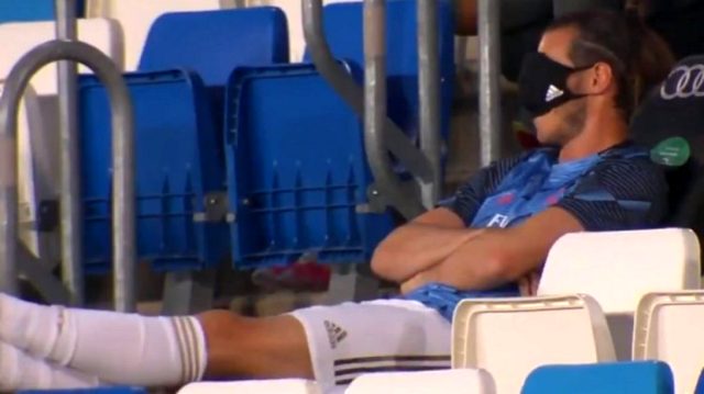 Real Madrid'li Gareth Bale'ın koronavirüs maskesini gözüne kapatıp uyuması tepki çekti