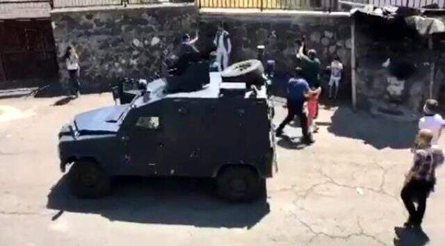 3 çocuğunu bıçakla rehin alan baba, biber gazıyla etkisiz hale getirildi 3 çocuğunu bıçakla rehin alan baba, biber gazıyla etkisiz hale getirildi