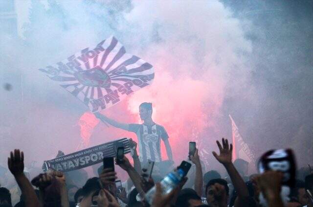 Hatayspor'un şampiyonluğu kentte büyük bir coşkuyla kutlandı Hatayspor'un şampiyonluğu kentte büyük bir coşkuyla kutlandı