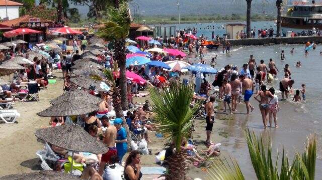 Tatilciler plajlara akın etti, sosyal mesafe ve maske kuralı yine unutuldu Tatilciler plajlara akın etti, sosyal mesafe ve maske kuralı yine unutuldu
