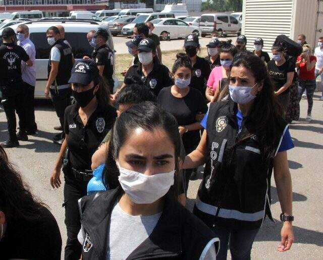 450 bin liralık borç kağıdını yutmaya çalışıp kadın polisin parmağını ısırdı 450 bin liralık borç kağıdını yutmaya çalışıp kadın polisin parmağını ısırdı