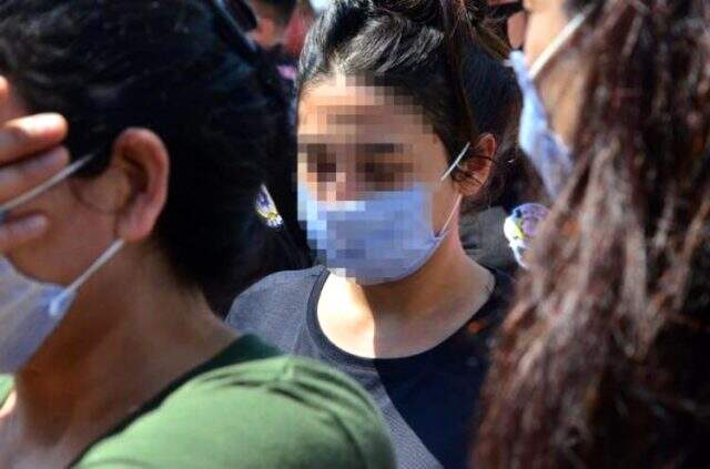 450 bin liralık borç kağıdını yutmaya çalışıp kadın polisin parmağını ısırdı 450 bin liralık borç kağıdını yutmaya çalışıp kadın polisin parmağını ısırdı