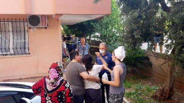 Bileklerinde kesik izi olan anne, bebeğini dokuzuncu kattan attıktan sınra kendi atladı Bileklerinde kesik izi olan anne, bebeğini dokuzuncu kattan attıktan sınra kendi atladı