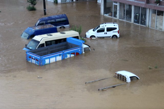 Rize'de sel suları nedeniyle merkezde bulunan bir köprü çöktü