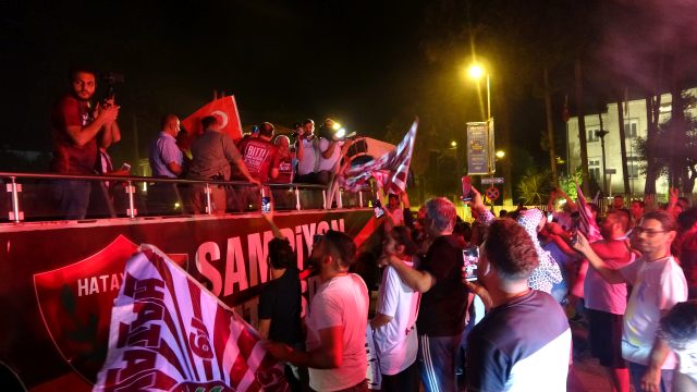 Şampiyon Hatayspor'un şehre gelişini taraftarlar, coşkuyla kutladı