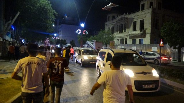 Şampiyon Hatayspor'un şehre gelişini taraftarlar, coşkuyla kutladı